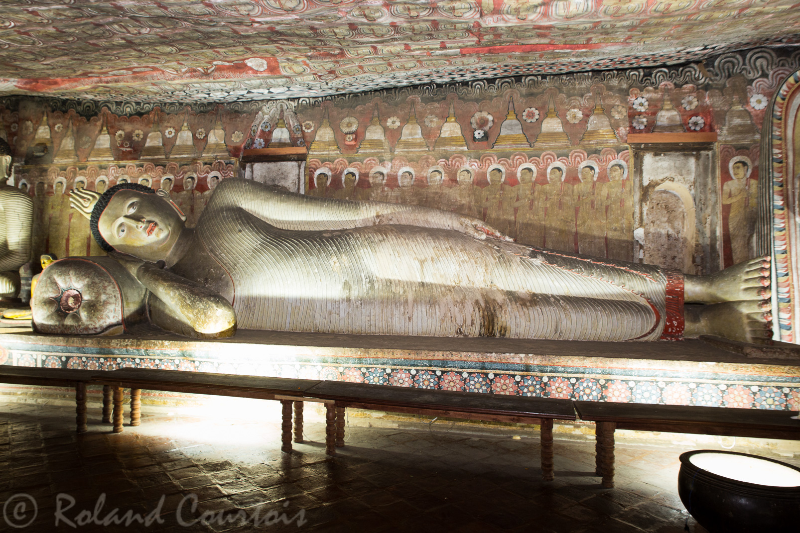 Un autre grand Bouddha couché avec les yeux grands ouverts.