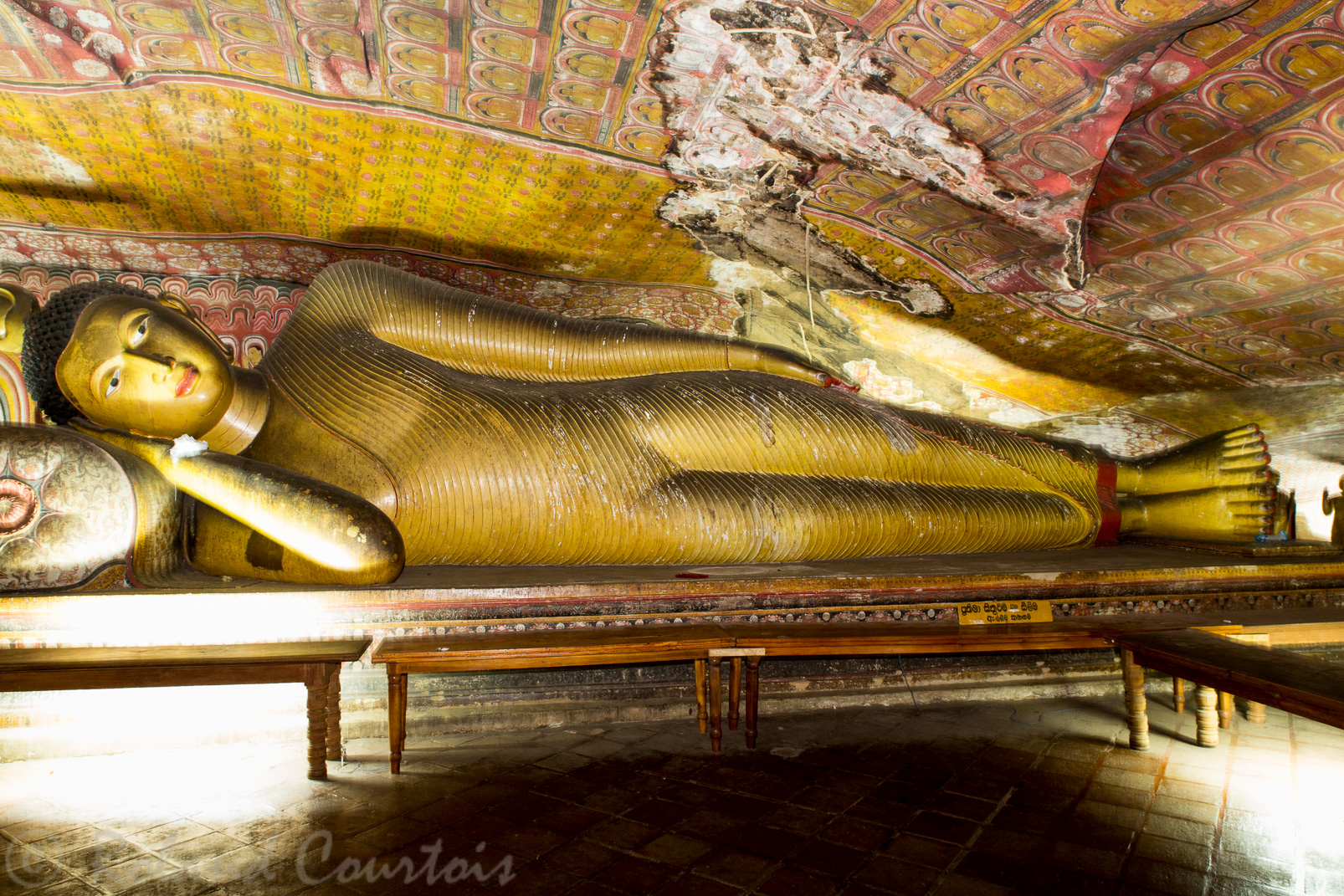 Encore un Bouddha couché  avec le drapé rayé et le coussin.