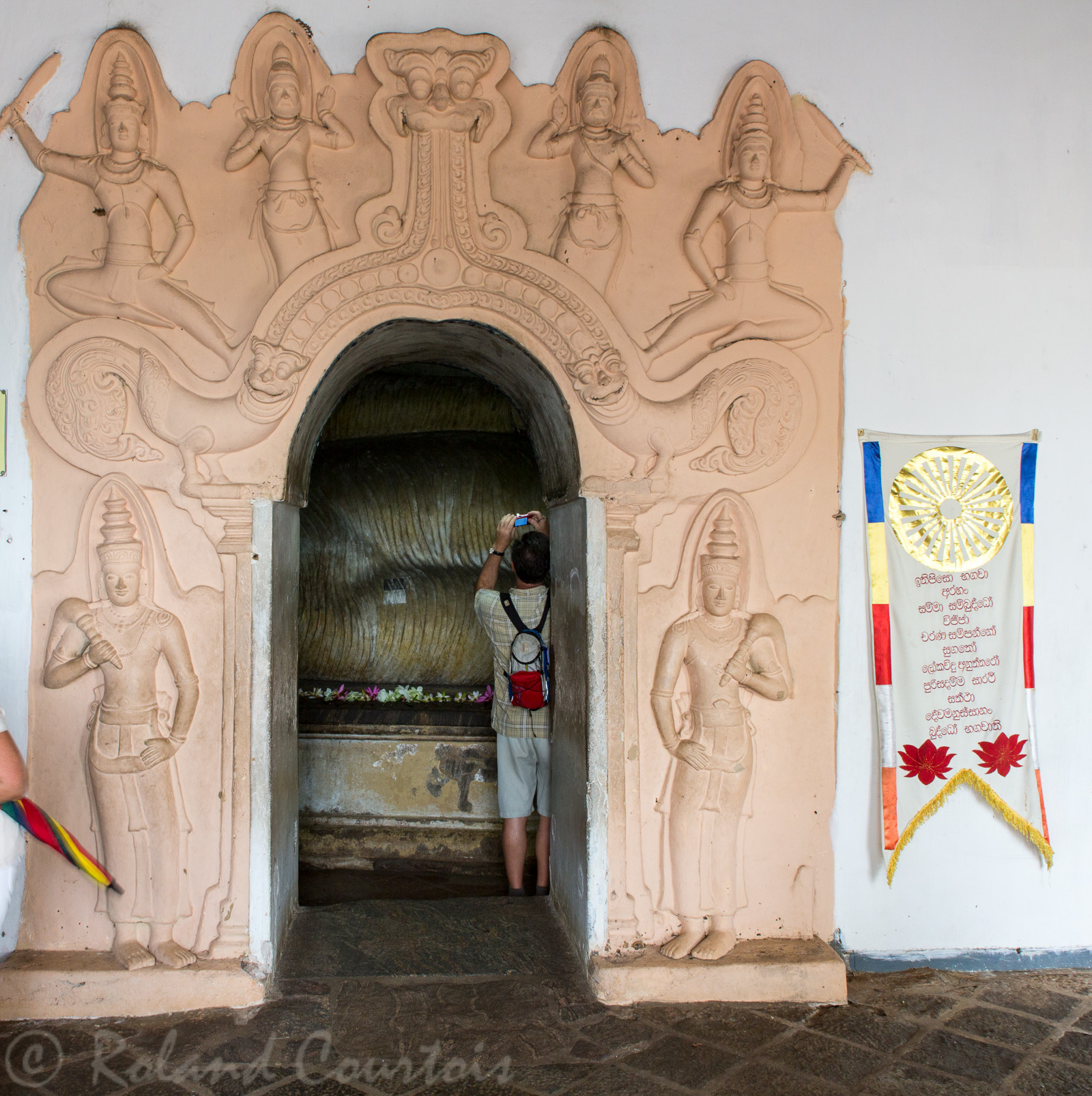 Dans cette petite grotte, un grand Bouddha couché.