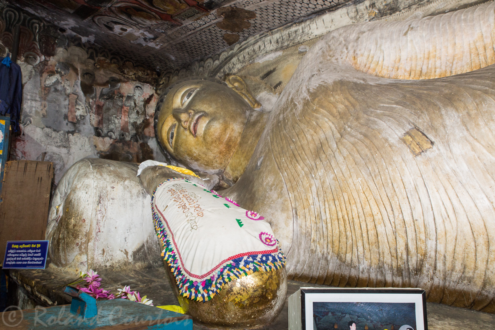 Dans cette petite grotte, un grand Bouddha couché.
