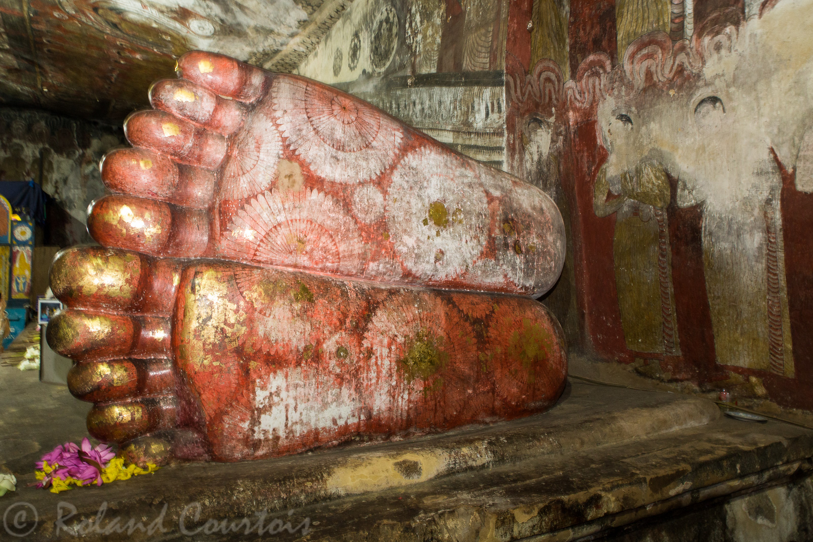 Dans cette petite grotte, les pieds d'un grand Bouddha couché,