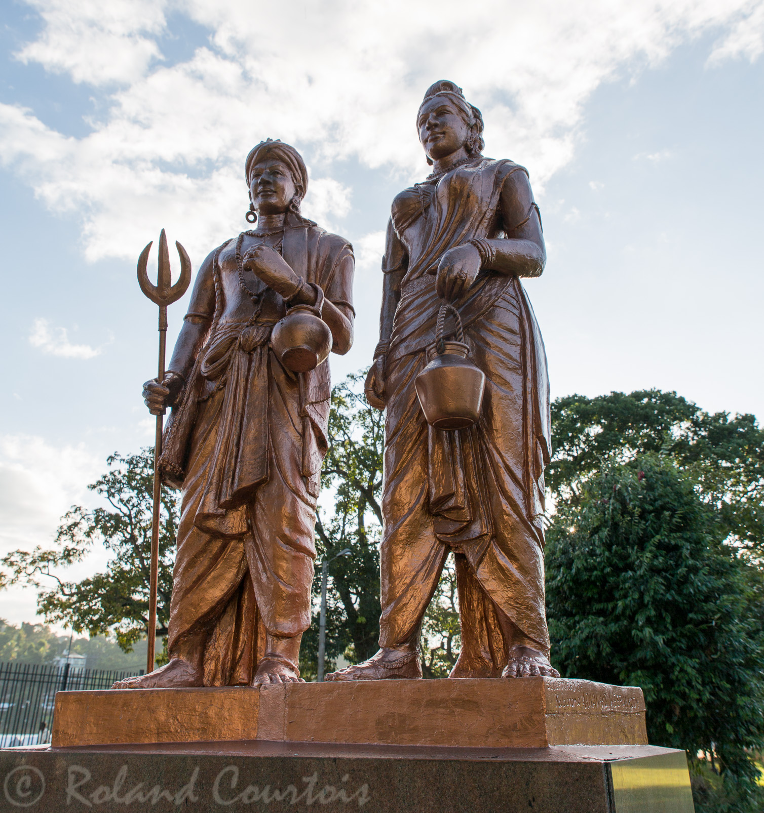 Dans le jardin devant le temple, statues du Prince Dantha et de la princesse Hemamali qui ont ramené à Sri Lanka la dent du Bouddha au 4ème siècle.