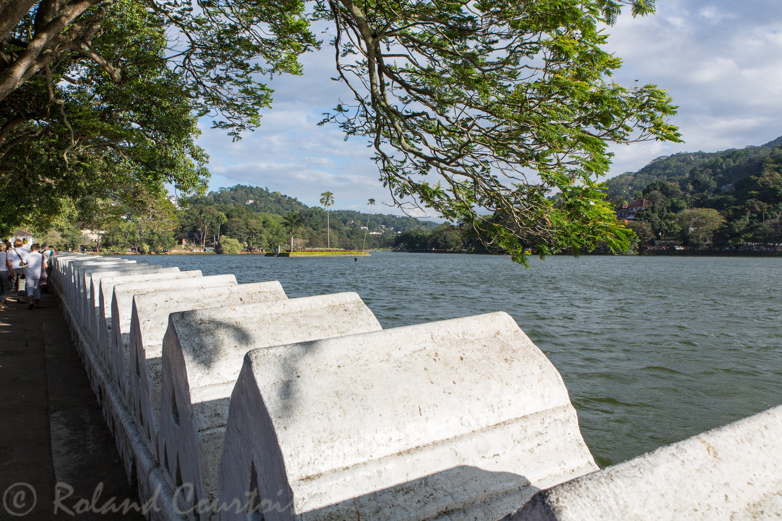 Au centre de Kandy, un lac artificiel aménagé pour approvisioner la ville en eau.