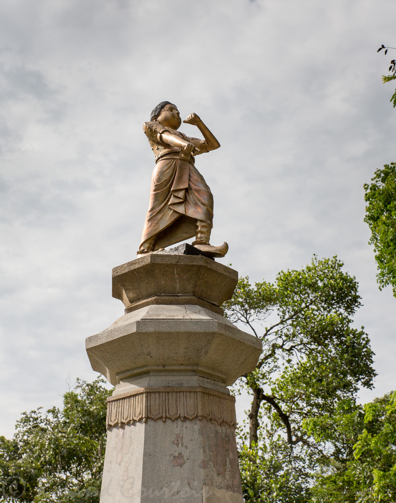 Dans le jardin devant le temple de la Dent4. statue de bronze du jeune Madduma Bandare, fils héroique de Ehelapola Dissawe, qui fit face sans peur à la mort qui l’attendait en 1814,  lors de l'horrible crime commis par Sri Wickrama Rajasinghe, le dernier monarque de Kandy.