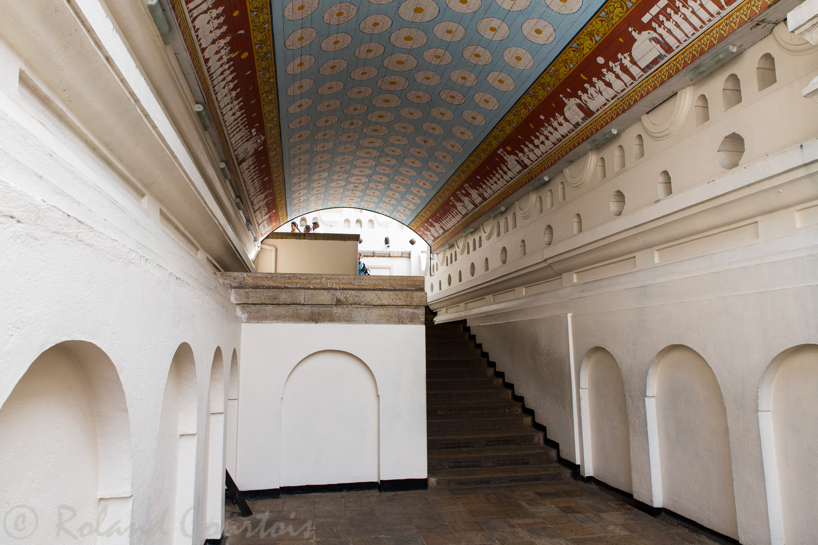 Temple de la Dent. A l’entrée, on passe à côté de l’endroit où, lors de la procession, un éléphant est chargé de la relique, lors de la grande procession.