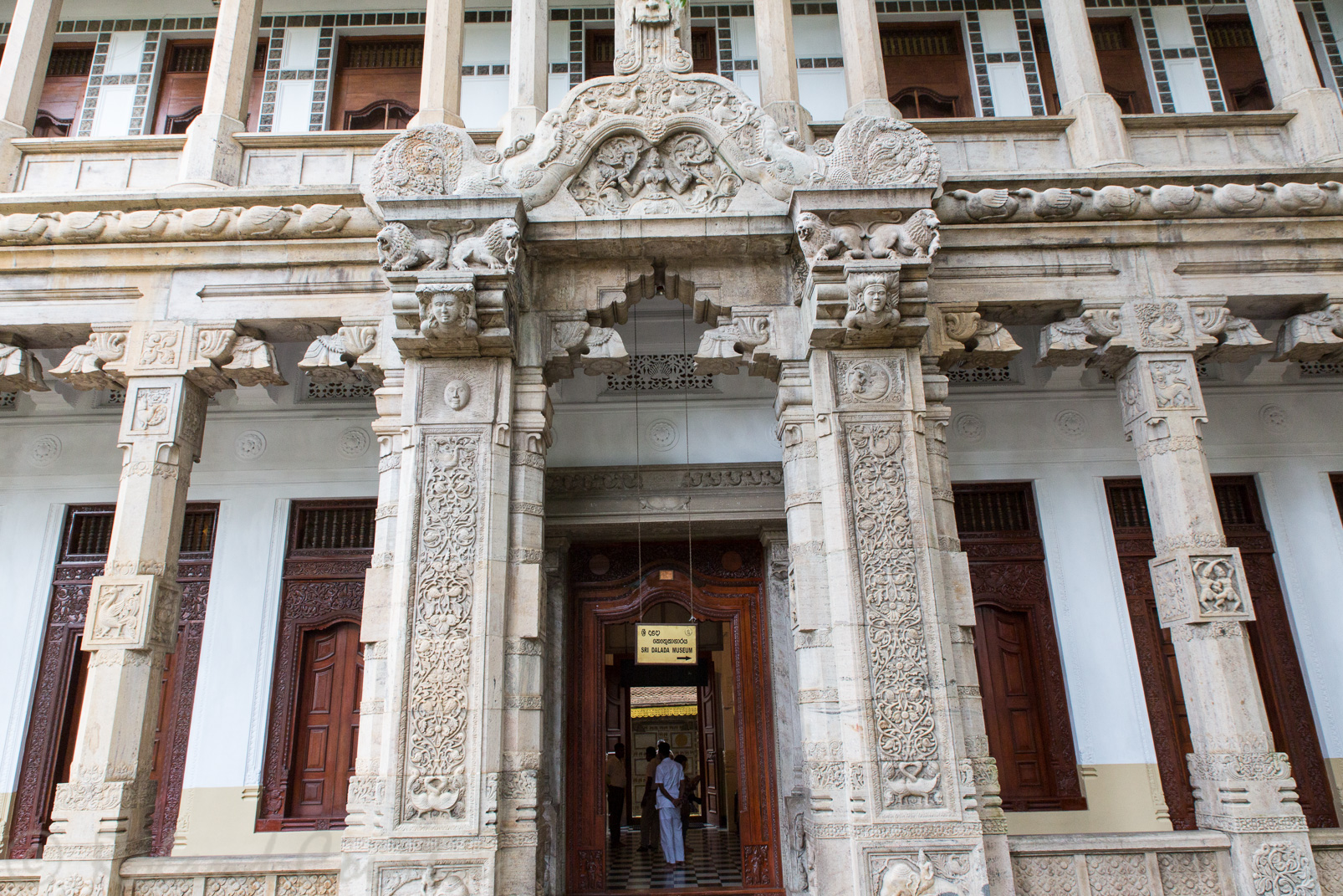 A côté du Temple de la Dent. l'ancien Palais Royal, transformé en musée