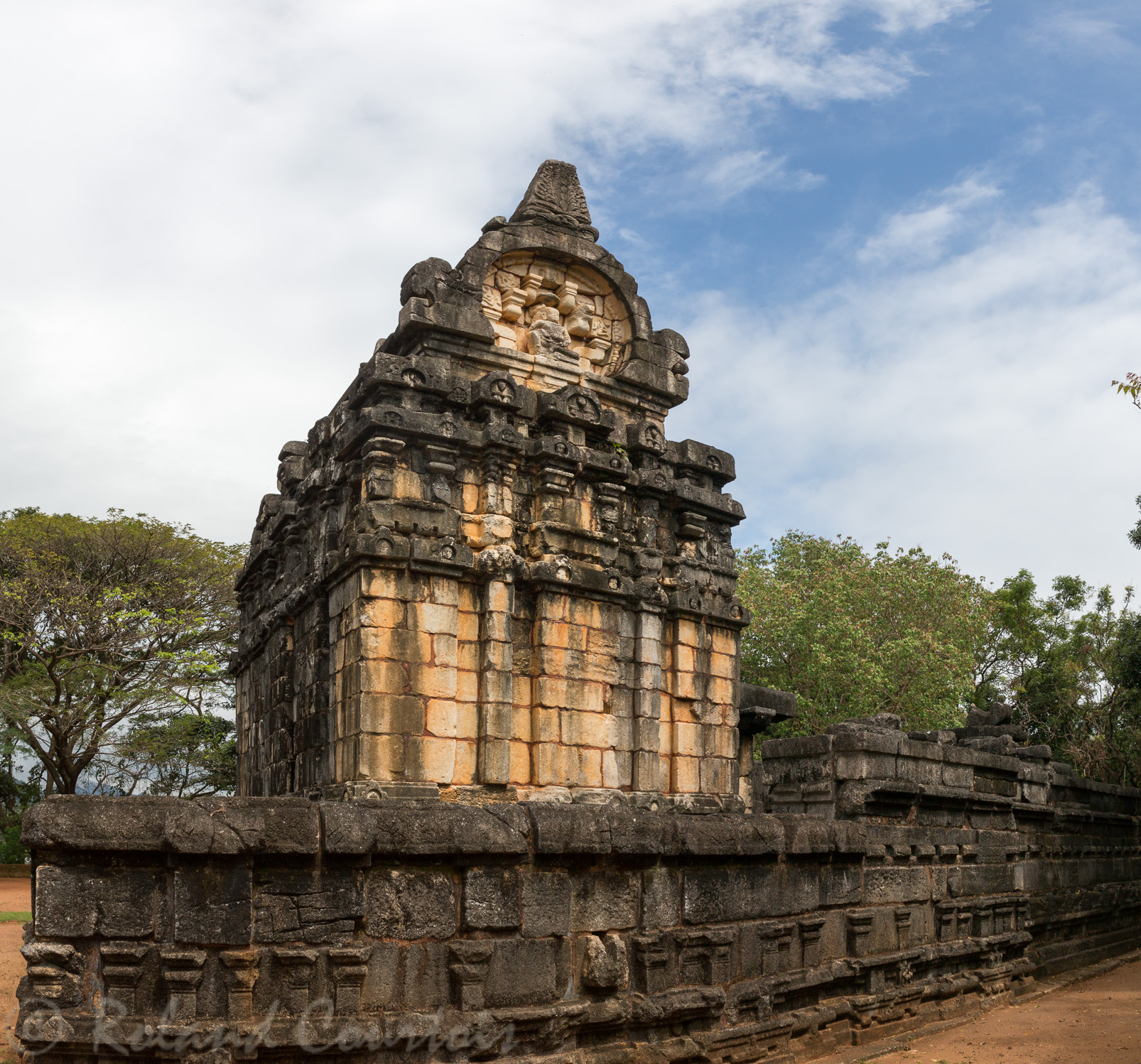 Nalanda Gegide doit son nom à une grande université bouddhique en Inde, rasée par les turcs en 1199.