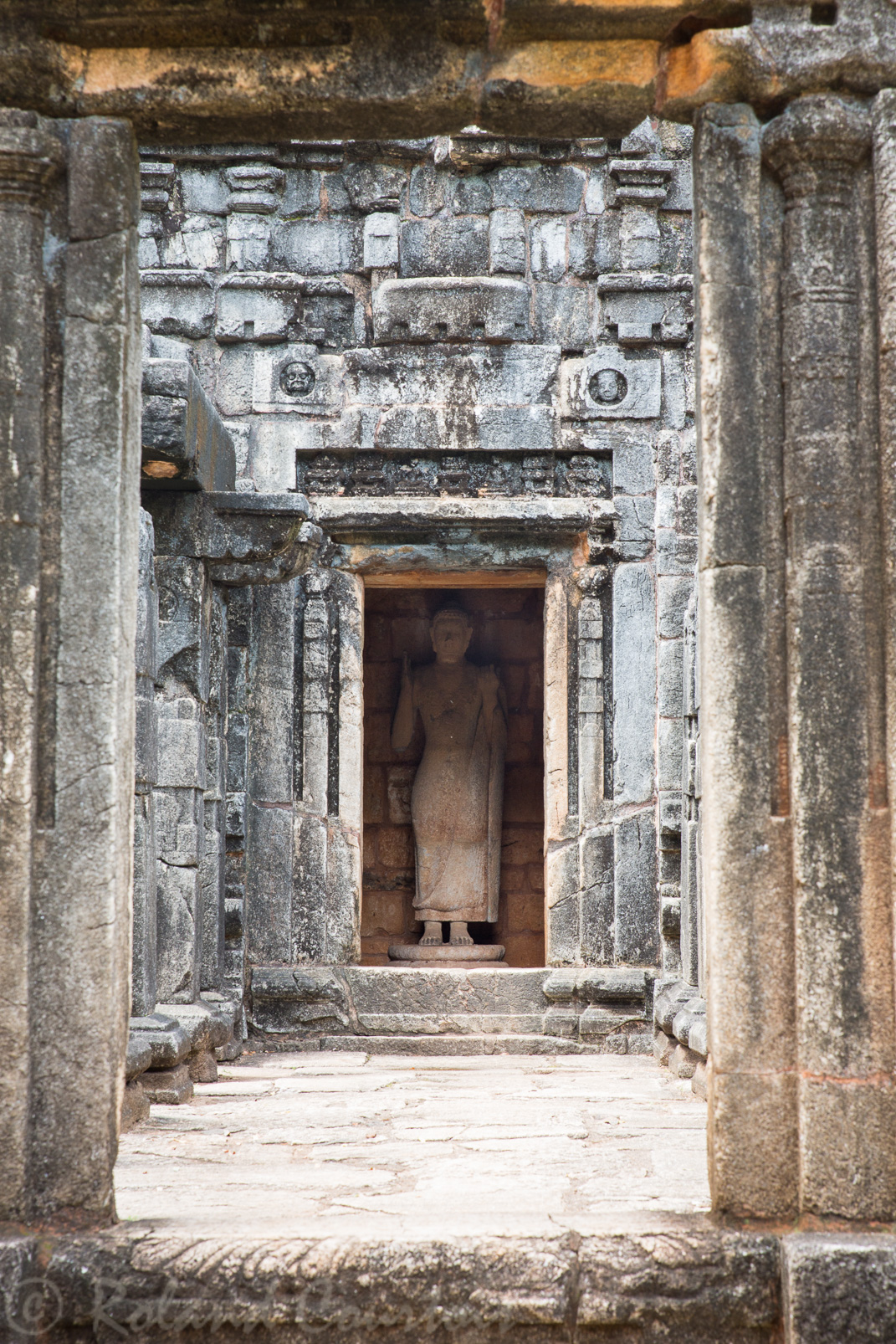 Nalanda Gegide.  Les dieux hindous sont totalement absents de l’édifice, qui aurait été utilisé par des bouddhistes.