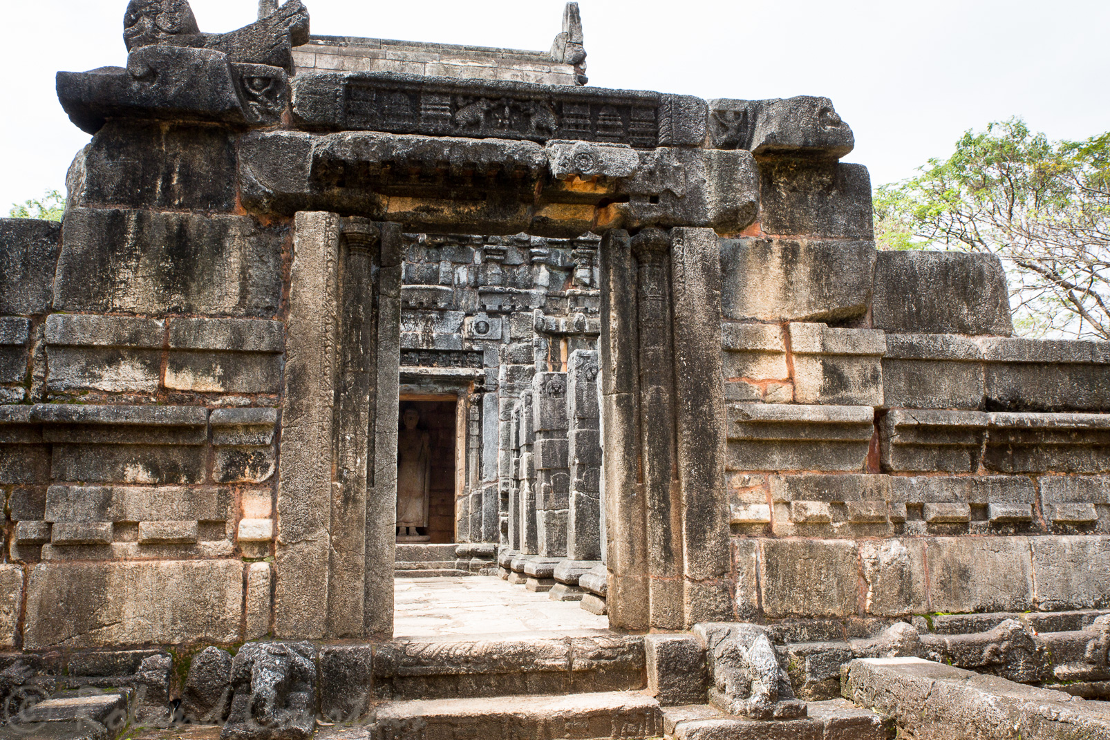 Nalanda Gegide. il se compose d’un hall d’entrée, relié à un haut sikara