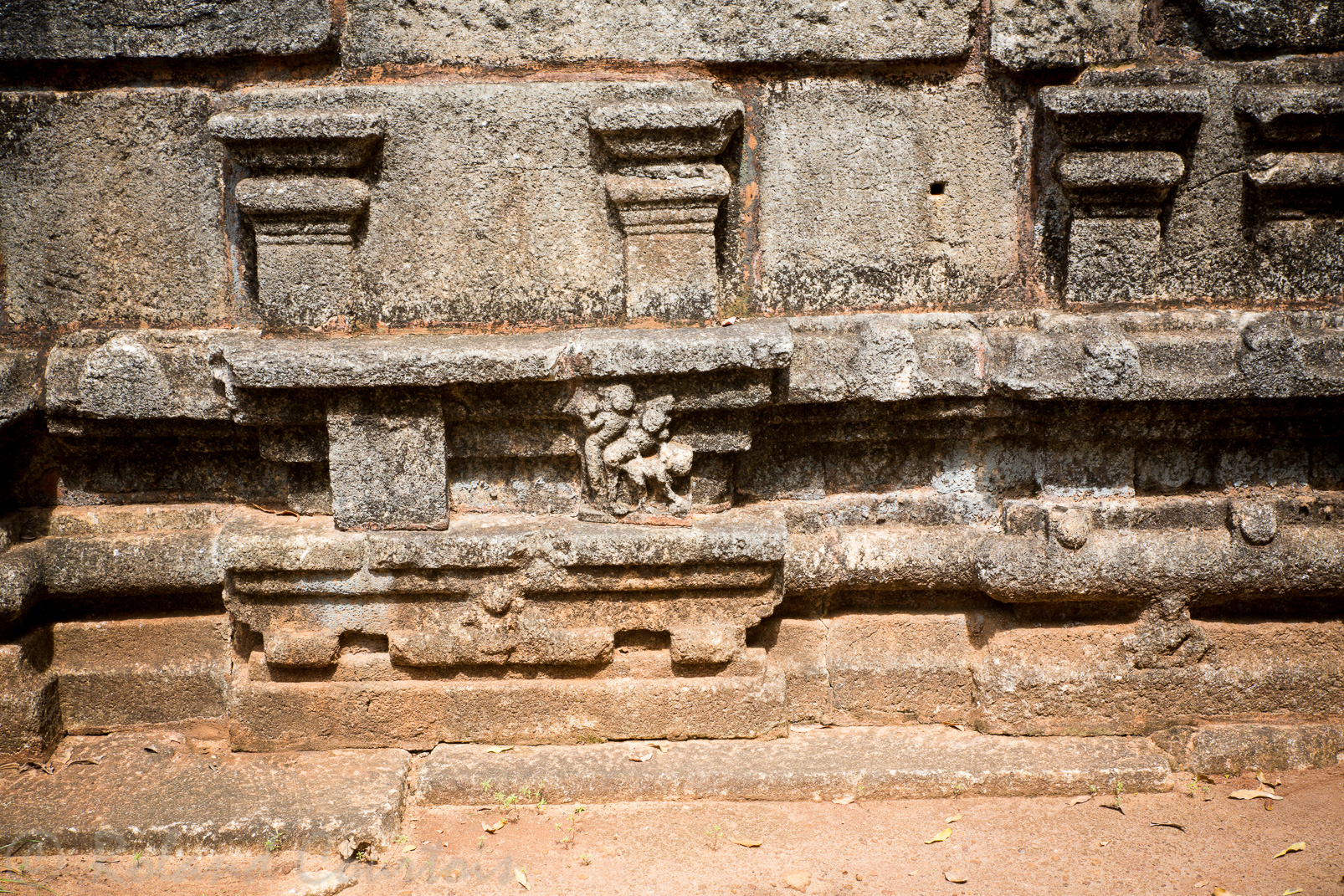 Nalanda Gegide. Bati dans le style des temples hindous de l'inde du sud. Certaines plinthes arborent des sculptures érotiques