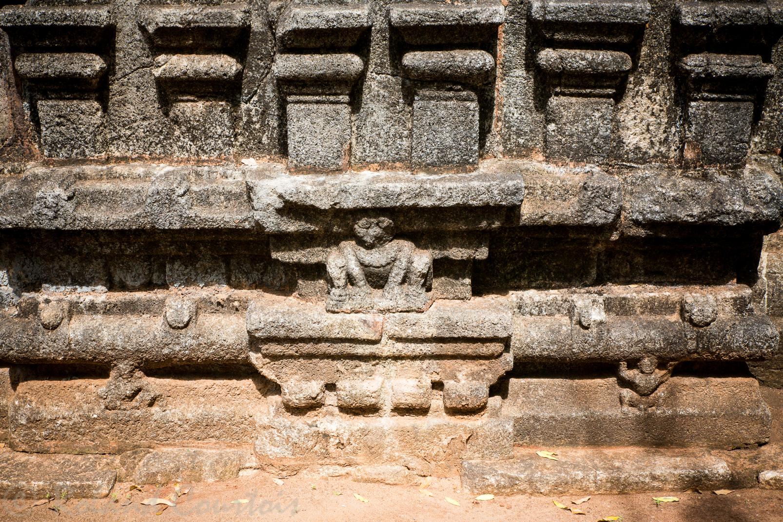 Nalanda Gegide. Bati dans le style des temples hindous de l'inde du sud. Certaines plinthes arborent des sculptures érotiques
