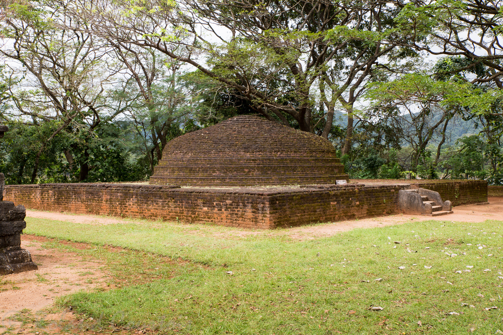 Nalanda Gegide. A côté du temple en pierres, un petit stupa en briques.