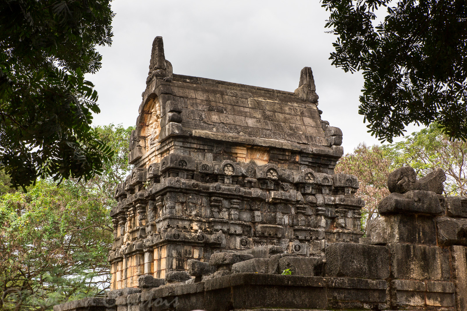 Nalanda Gegide. Le style de la toiture rappelle les toitures en chaume de la région.
