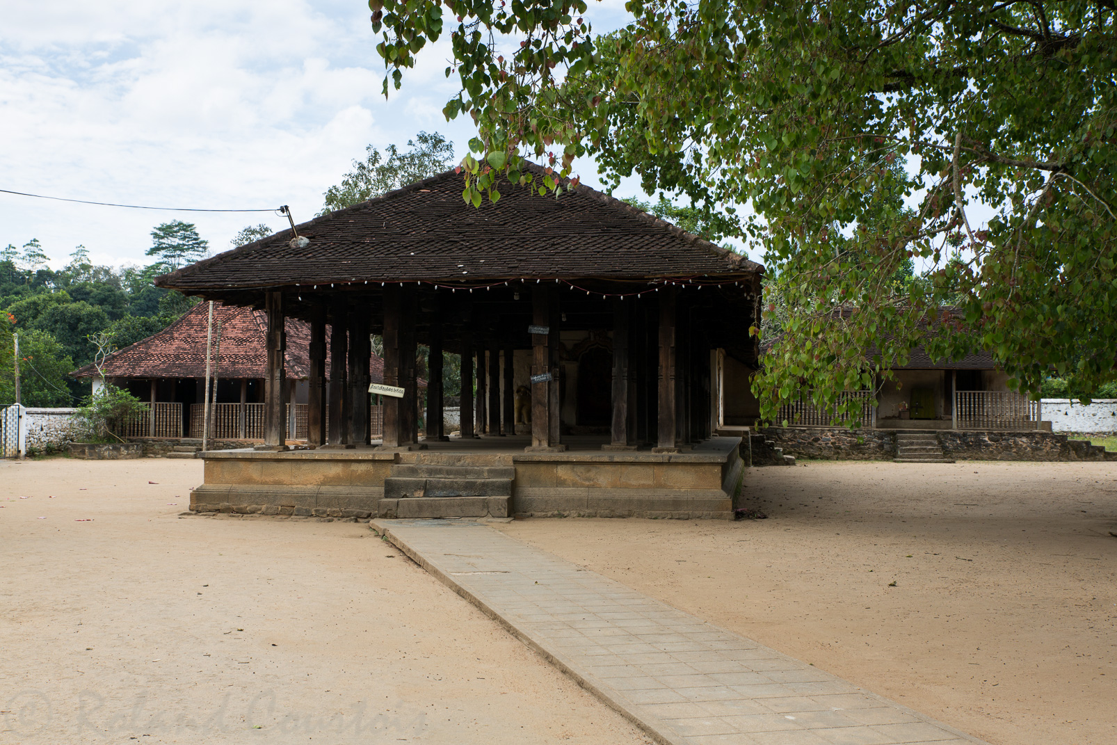 Temple Embeke fut construit par le roi Vikramabahu III au XIVème siècle.