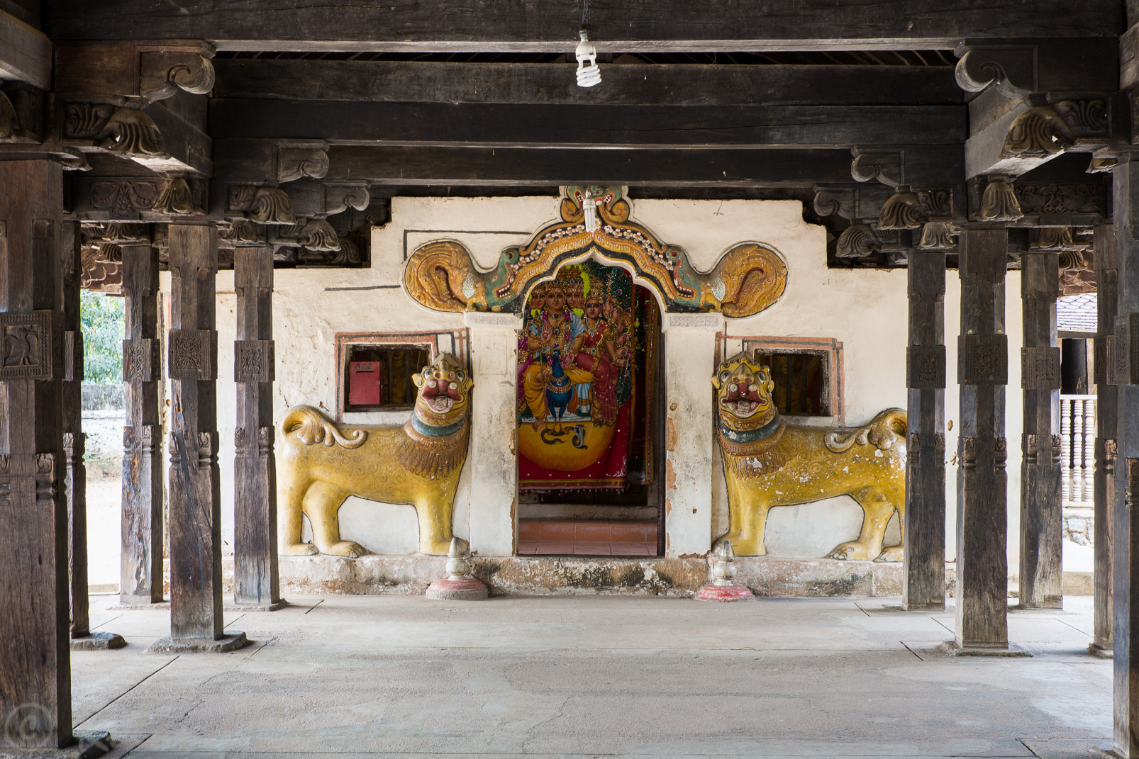 Temple Embeke est dédié à Skanda, dieu hindou. Célèbre pour ses riches décorations de bois sculpté.