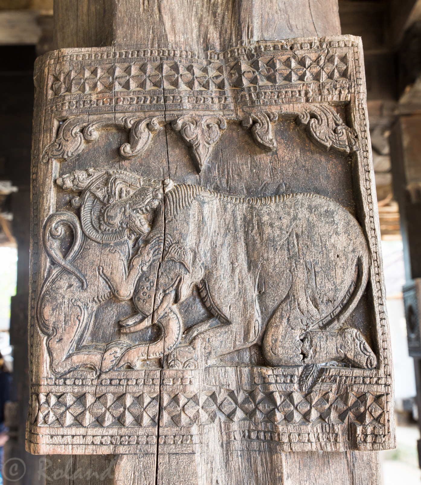 Temple Embeke. Près de 130 gravures en bois représentent des cygnes, des aigles, des lutteurs, des danseuses, des fleurs.