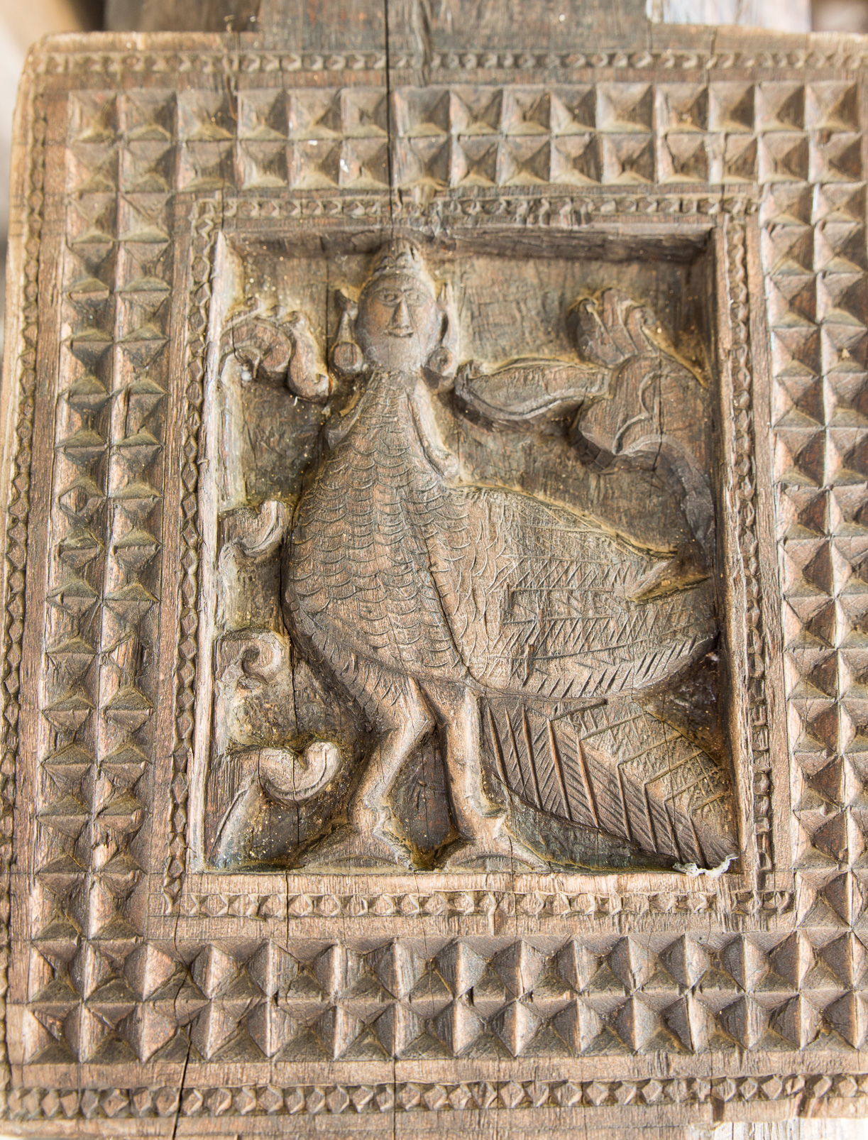Temple Embeke. Près de 130 gravures en bois représentent des cygnes, des aigles, des lutteurs, des danseuses, des fleurs.