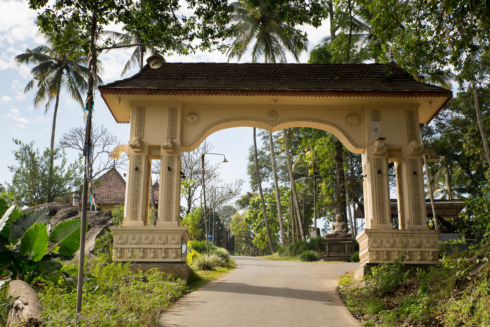 Le temple Gadaladeniya a été construit sur cette colline en 1344 par le roi Wickramabahu.