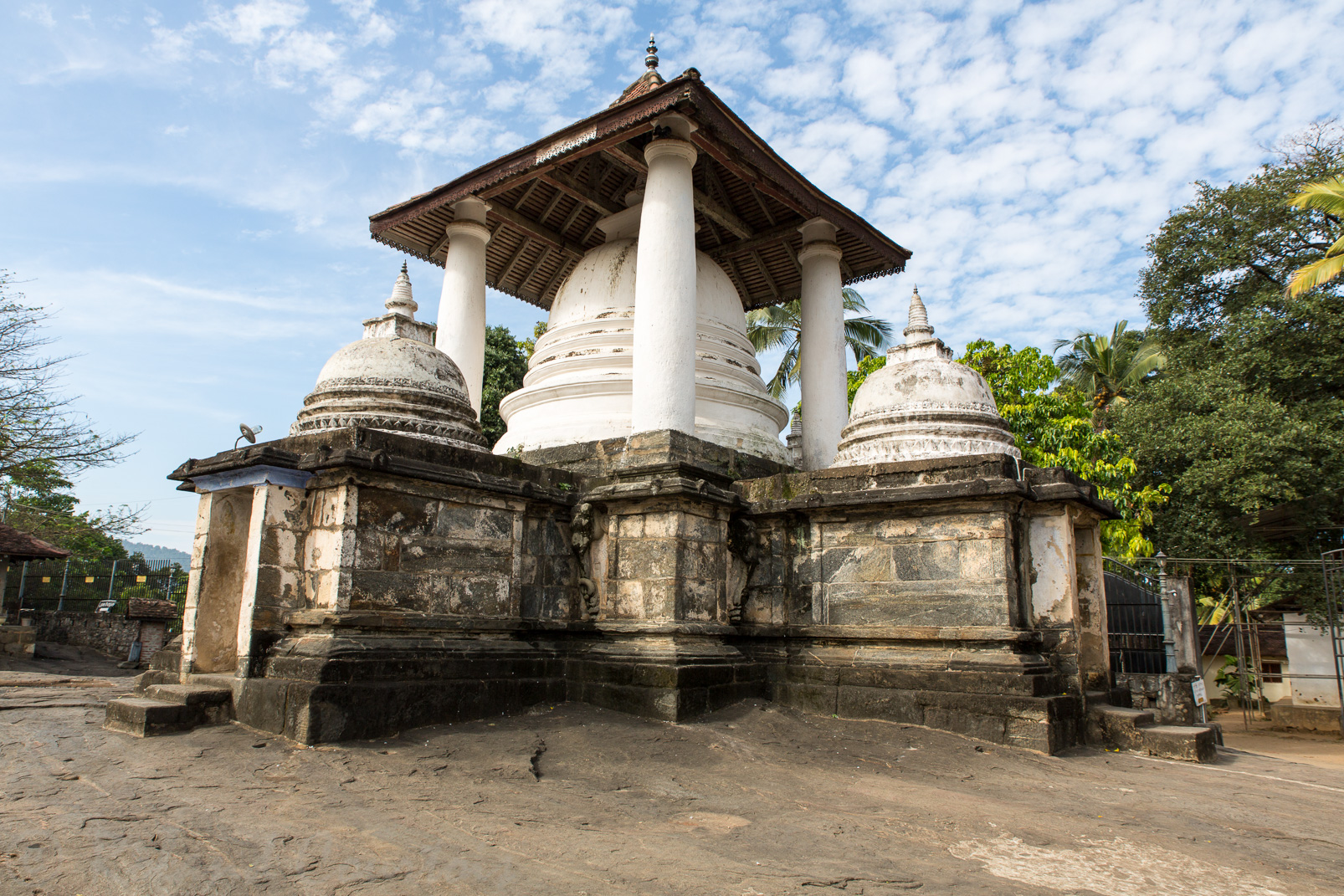 Le temple Gadaladeniya a été érigé sur un escarpement rocheux parsemé de petits bassins.