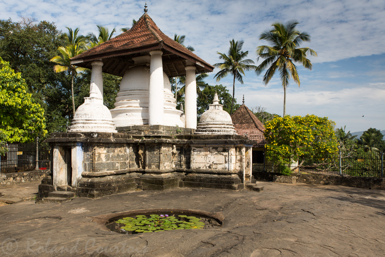 Le temple Gadaladeniya a été érigé sur un escarpement rocheux parsemé de petits bassins.