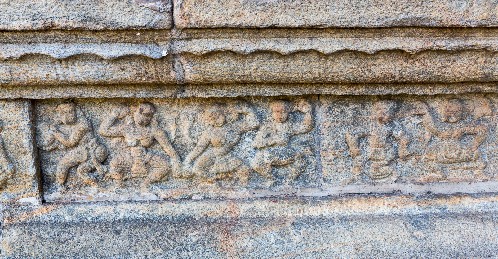 Temple Gadaladeniya. Frise aux nains dansants.