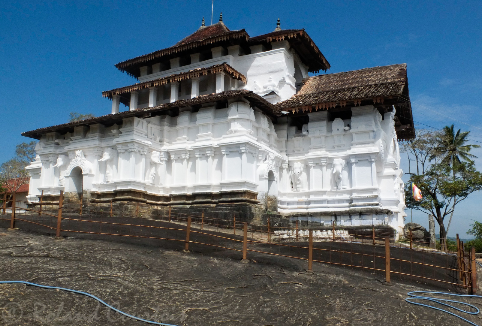 Le temple de Lankatilake datant du XIVème siècle a été construit au sommet d'un rocher. Son architecture mêle des éléments hindous et bouddhistes