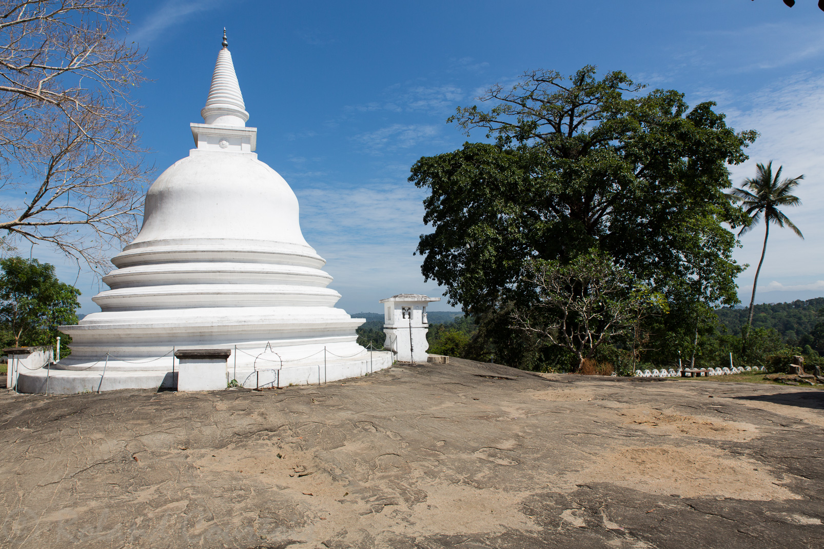 L'enceinte du temple de Lankathilake contient également un stupa.