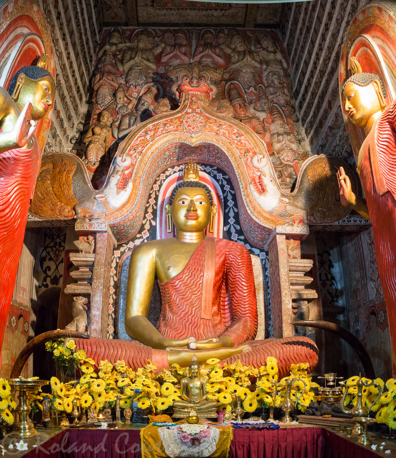 Le temple de Lankatilake renferme une statue du Bouddha.