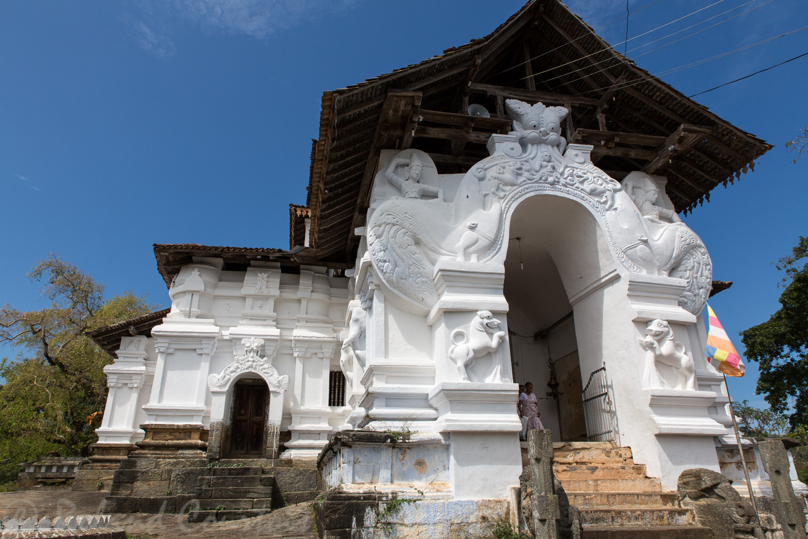 Le temple de Lankatilake datant du XIVème siècle a été construit au sommet d'un rocher. Son architecture mêle des éléments hindous et bouddhistes