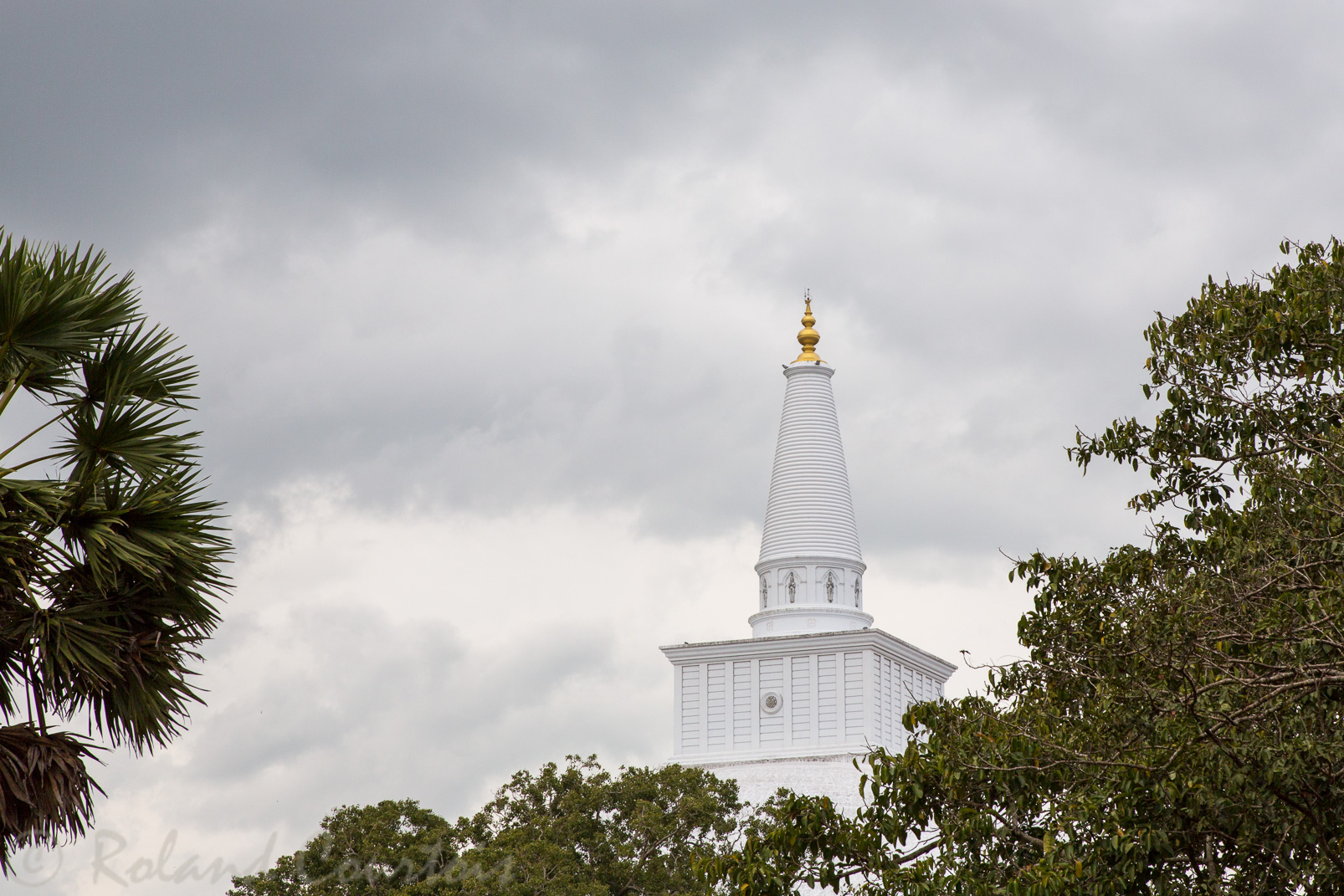 Anuradhapura. Le Stupa Ruwanwelisaya haut de 55 m.