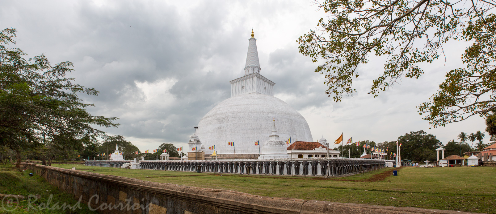Anuradhapura. Le Stupa Ruwanwelisaya est cerné d'un mur orné d'une frise de centaines d'éléphants serrés les uns contre les autres.