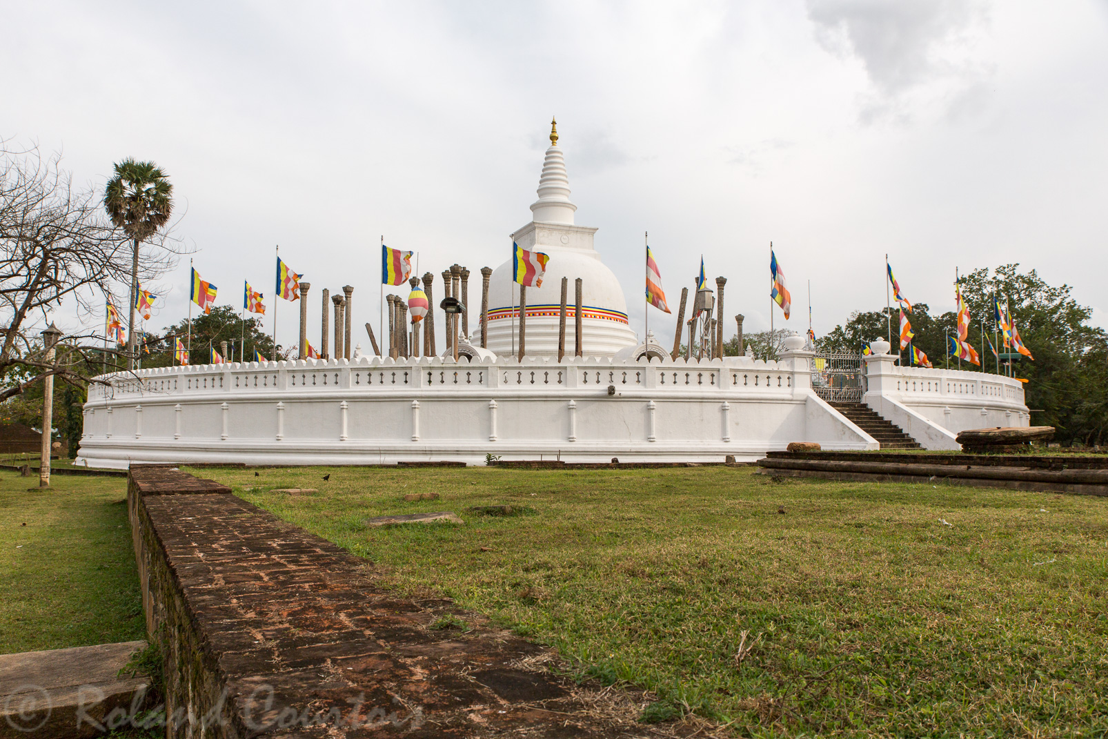 Site de Anuradhapura. Le stupa Thuparama fut érigé pour accueillir une clavicule du Bouddha. Les colonnes qui l'entourent supportaient une toiture pour protéger le chemin de circumanbulation.