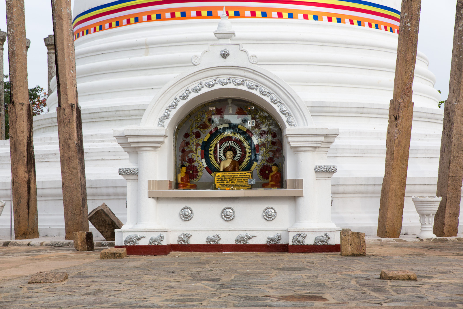 Site de Anuradhapura. Le stupa Thuparama fut érigé pour accueillir une clavicule du Bouddha.