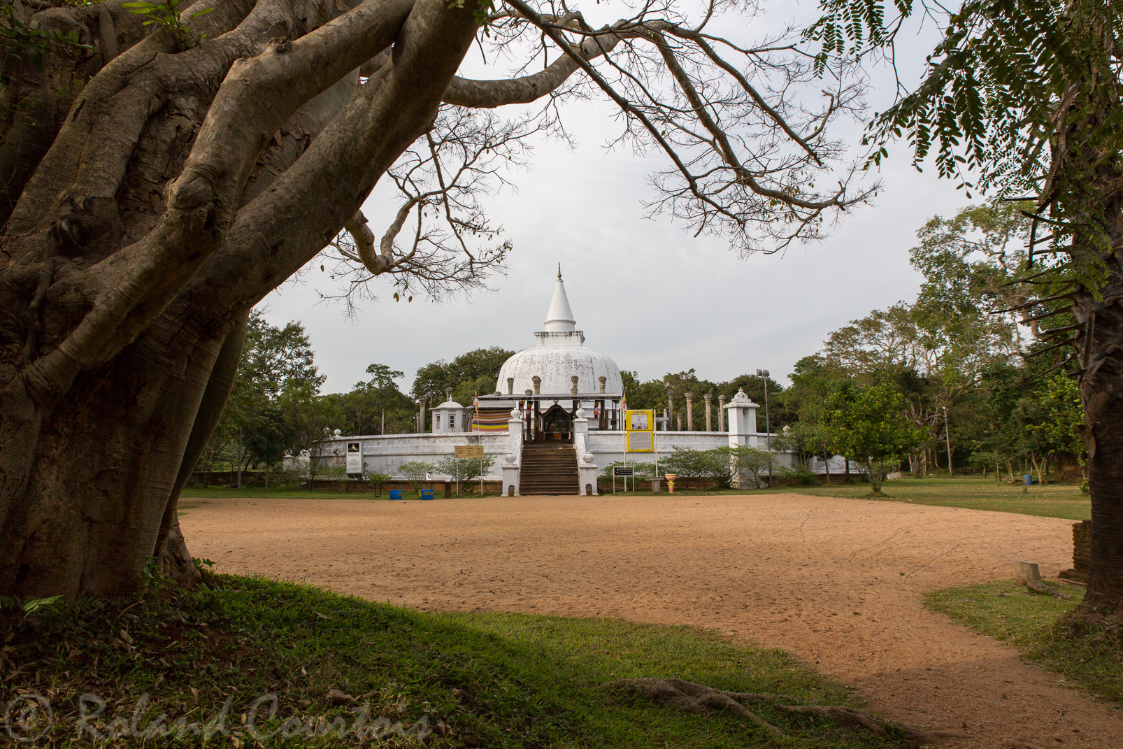 Site de Anuradhapura. Le stupa Lankarama date du premier siècle avant notre ère.