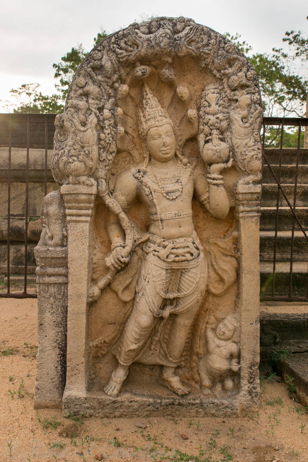 Anuradhapura. Monastère de Ratna Prasada. L'entrée s'orne d'un gardien considéré comme le plus bel exemple de sculpture de ce site. Il tient une liane et un vase d'abondance.