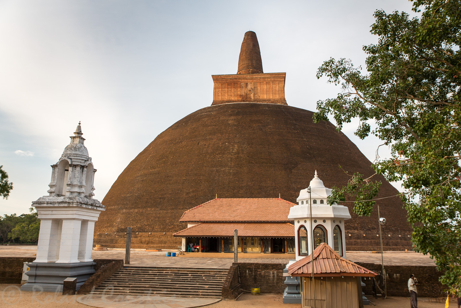 Abhayagiri Dagoba. La plus grande construction en briques après les pyramides de Gizeh. Le plus grand stupa du monde.