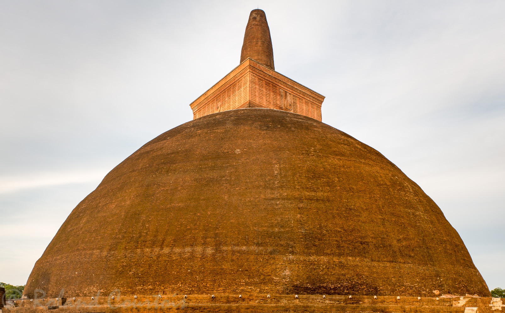 Abhayagiri Dagoba. La plus grande construction en briques après les pyramides de Gizeh. Le plus grand stupa du monde comporte plus de 93 millions de briques.