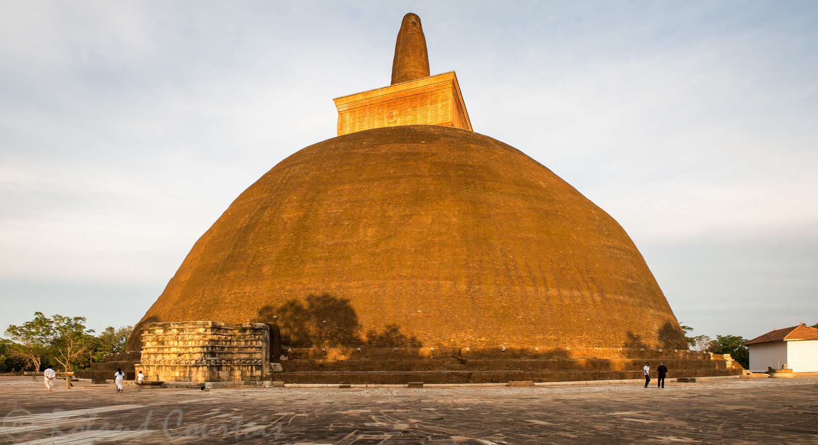 Abhayagiri Dagoba. La plus grande construction en briques après les pyramides de Gizeh. Le plus grand stupa du monde comporte plus de 93 millions de briques.