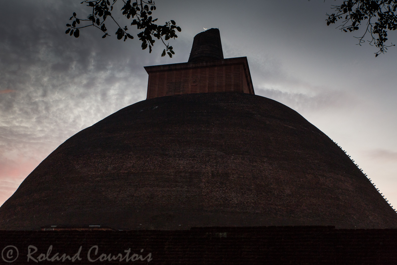 Abhayagiri Dagoba. Le plus grand stupa du monde accroché à la lune !