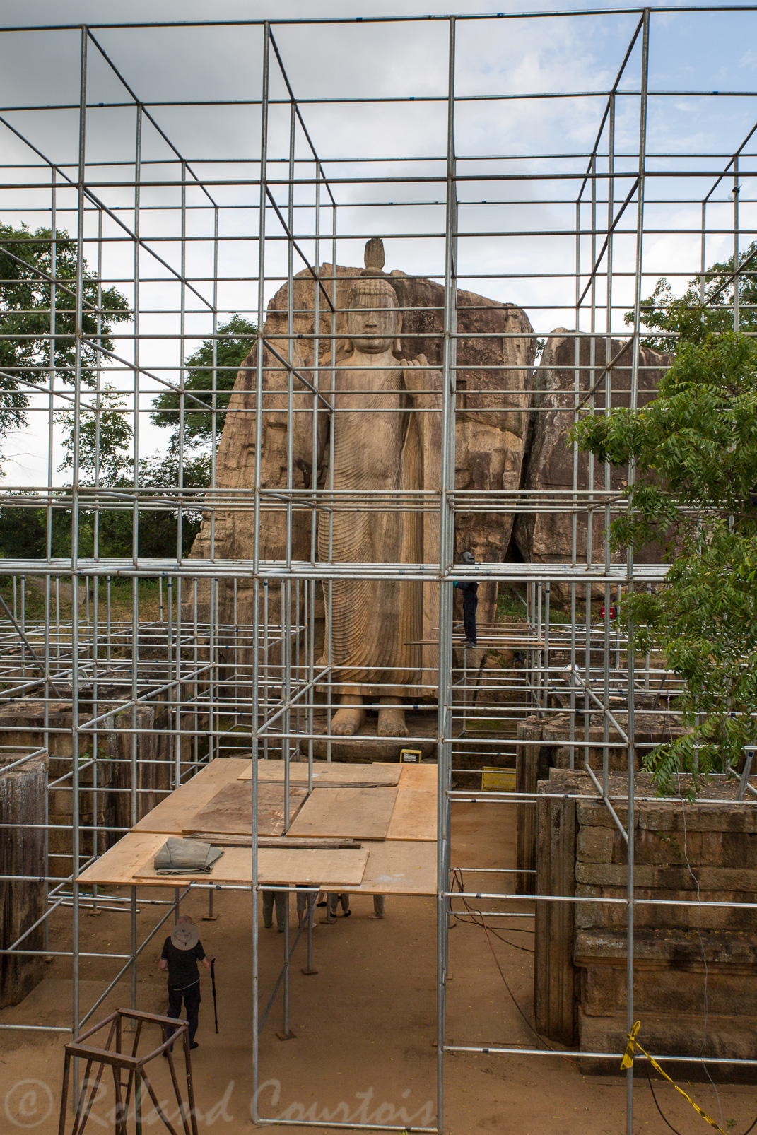 A Avukana, le bouddha du Soleil-Levant. Des échafaudages sont en cours de montage, ils vont supporter une toiture qui protégera le Grand Bouddha des intempéries.