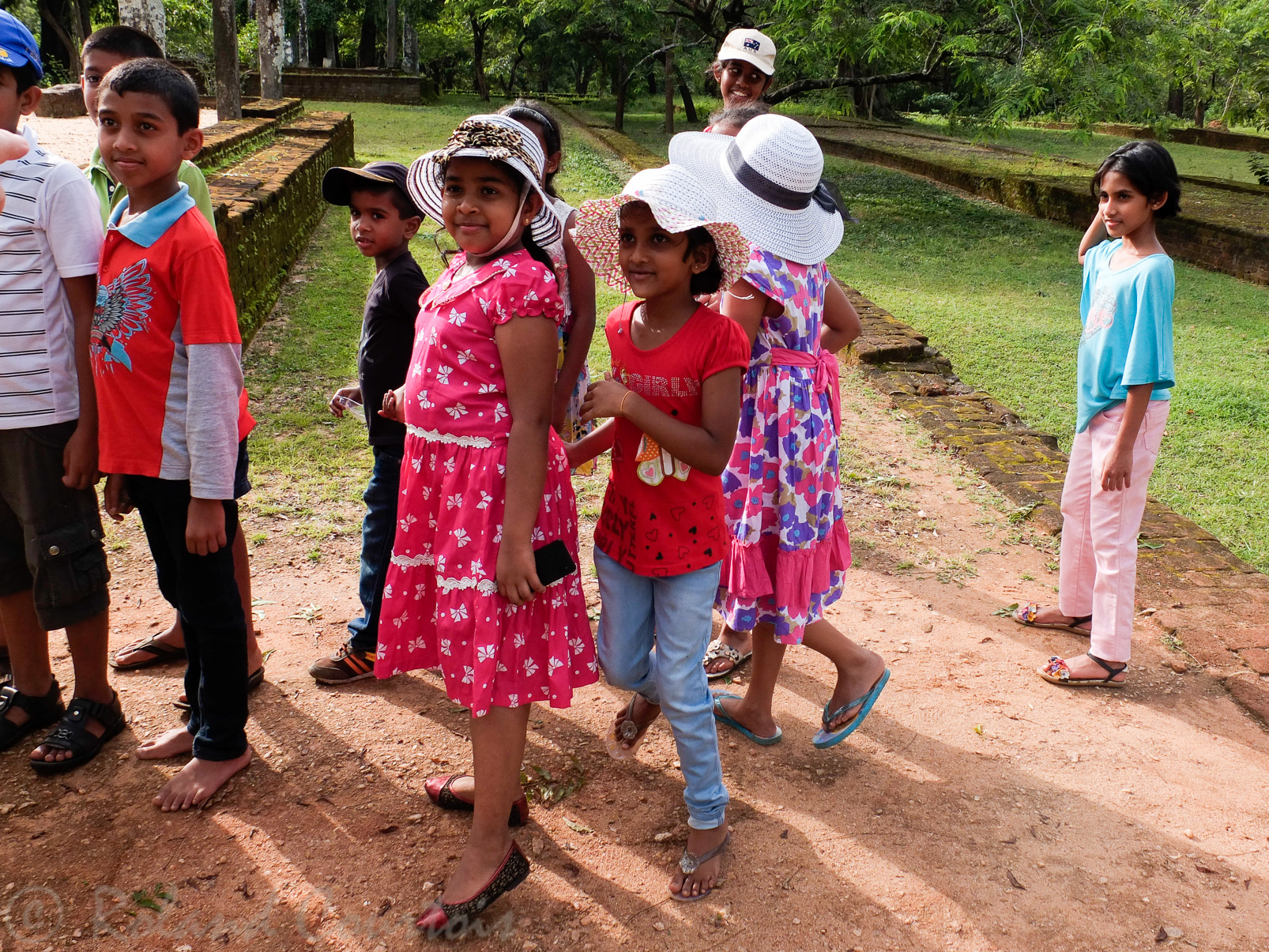 Touristes cyngalais visitant le Potgul Vihara à Polonnaruwa.