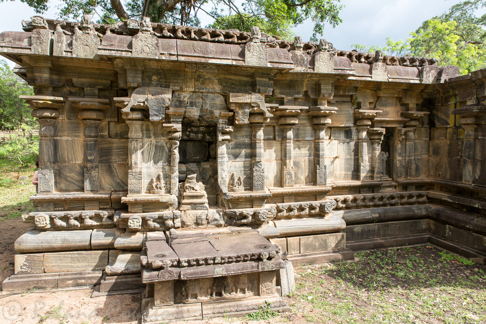 Temple hindou du XIII, Shiva Devale N°1, il est construit avec de la pierre d'une qualité et d'une préision remarquable.