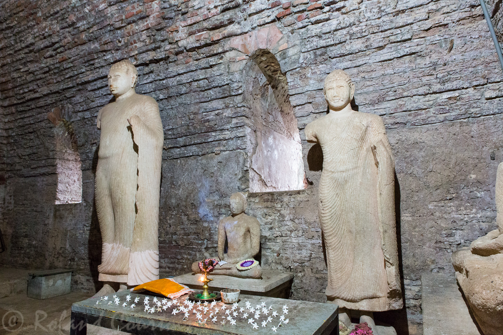 Thuparama, petit temple boudhdhique creux aux murs épais. L'intérieur abrite de tres belles statues de Bouddha.