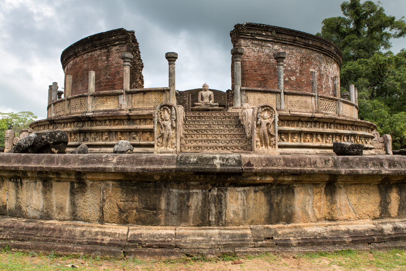 Vatadage, bel exemple d'architecture d'une chambre reliquaire circulaire. 4 entrées mênent au Dagoba central ornées chacune d'un Bouddha.