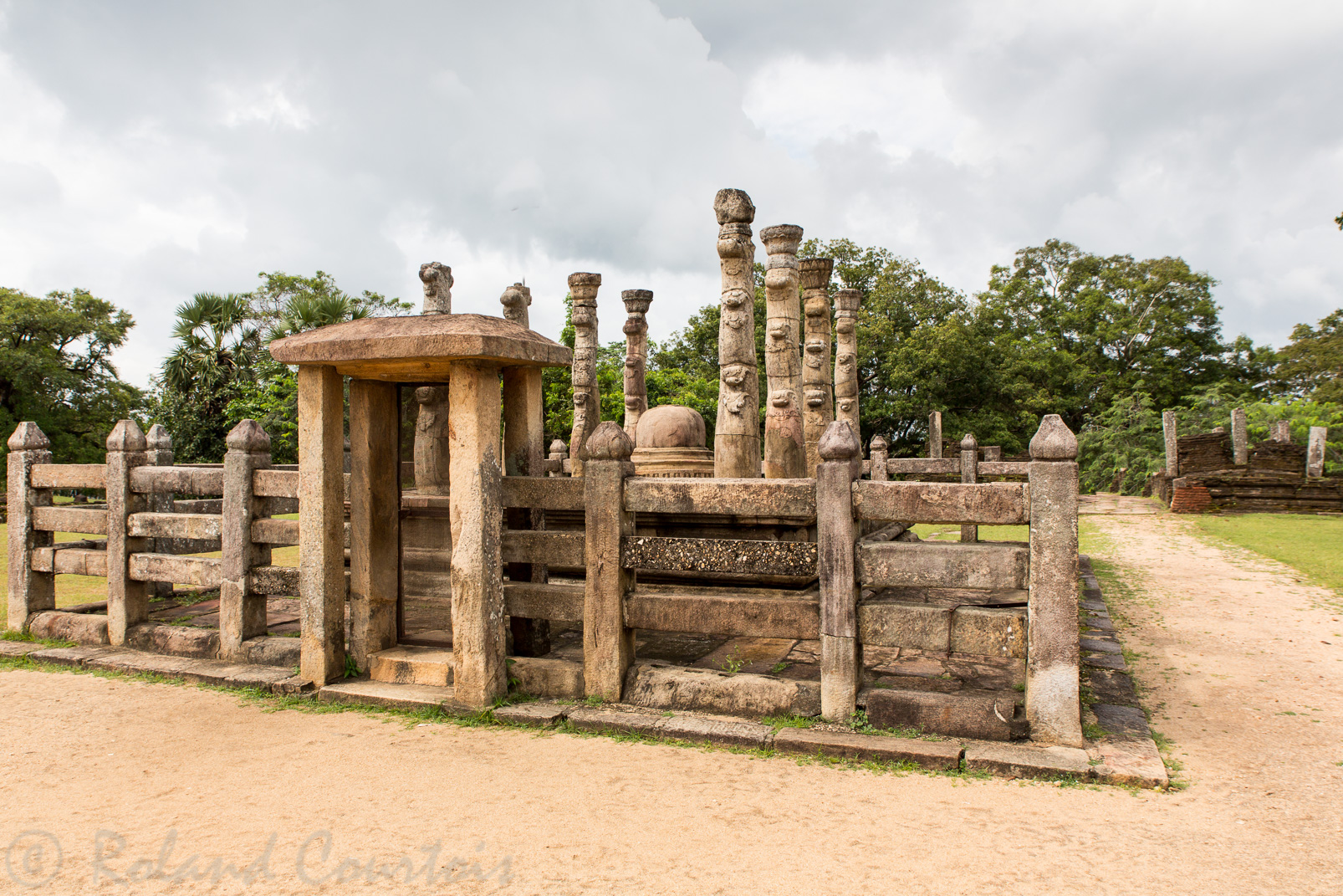 Latha-Mandapaya, construit par le roi Nissankalat Malla, entour un minuscule dagoba cerné de piliers figurant des tiges de lotus.