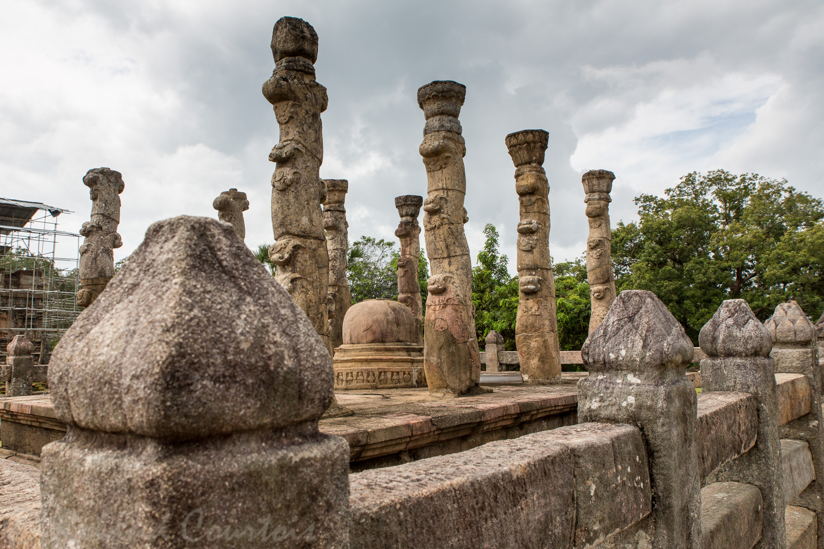 Latha-Mandapaya, construit par le roi Nissankalat Malla, entour un minuscule dagoba cerné de piliers figurant des tiges de lotus.