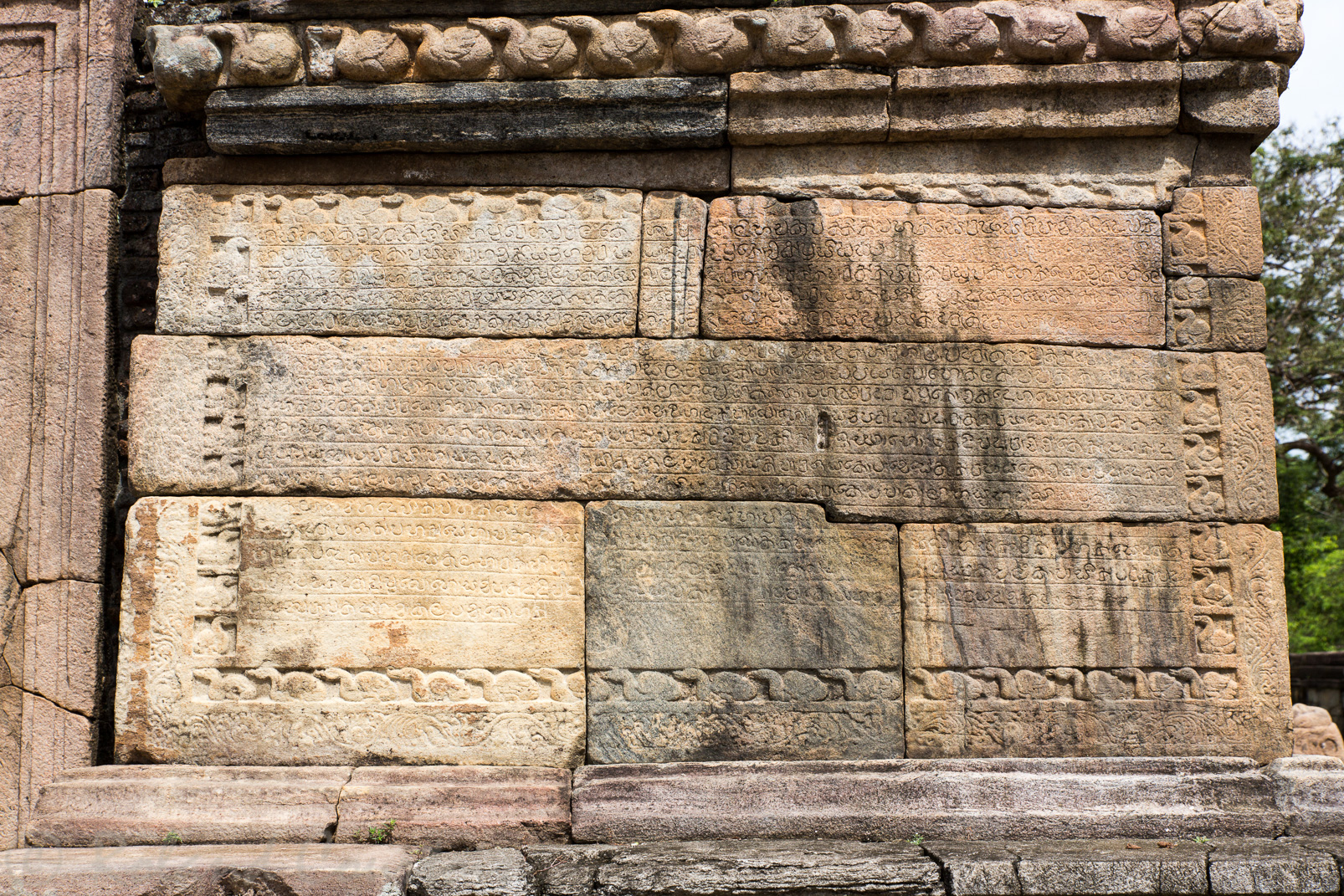 Hatadage. Sur les flancs de ce bâtiment, de belles inscription en cinghalais.