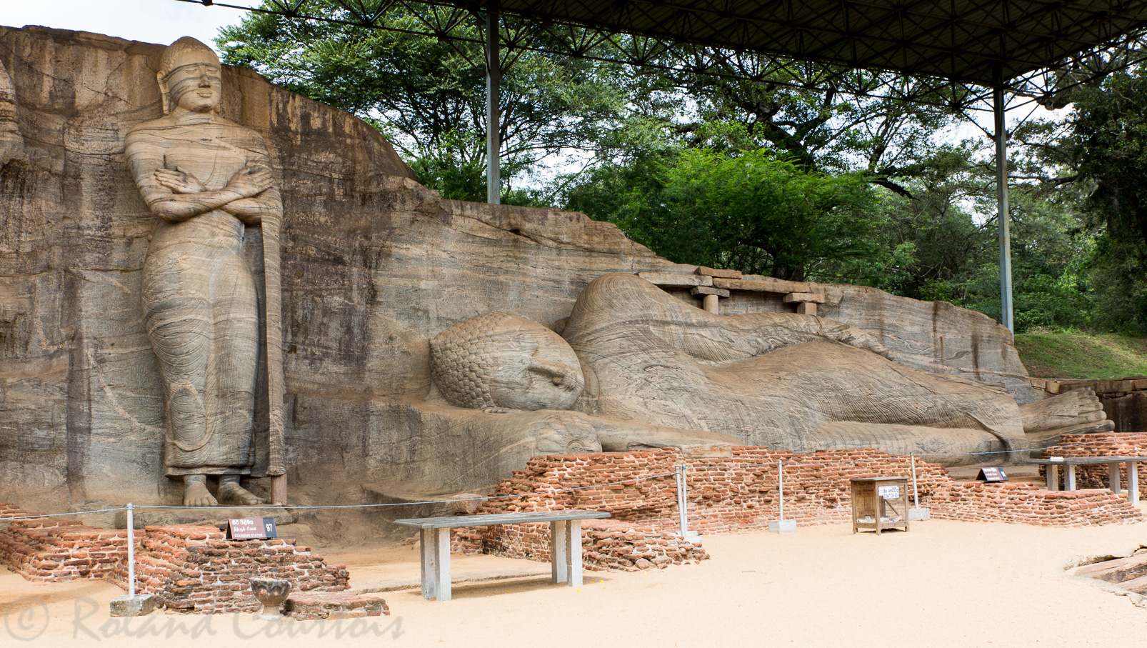 Gal Vihara. 4 Bouddha sont sculptés dans la roche à cet endroit.