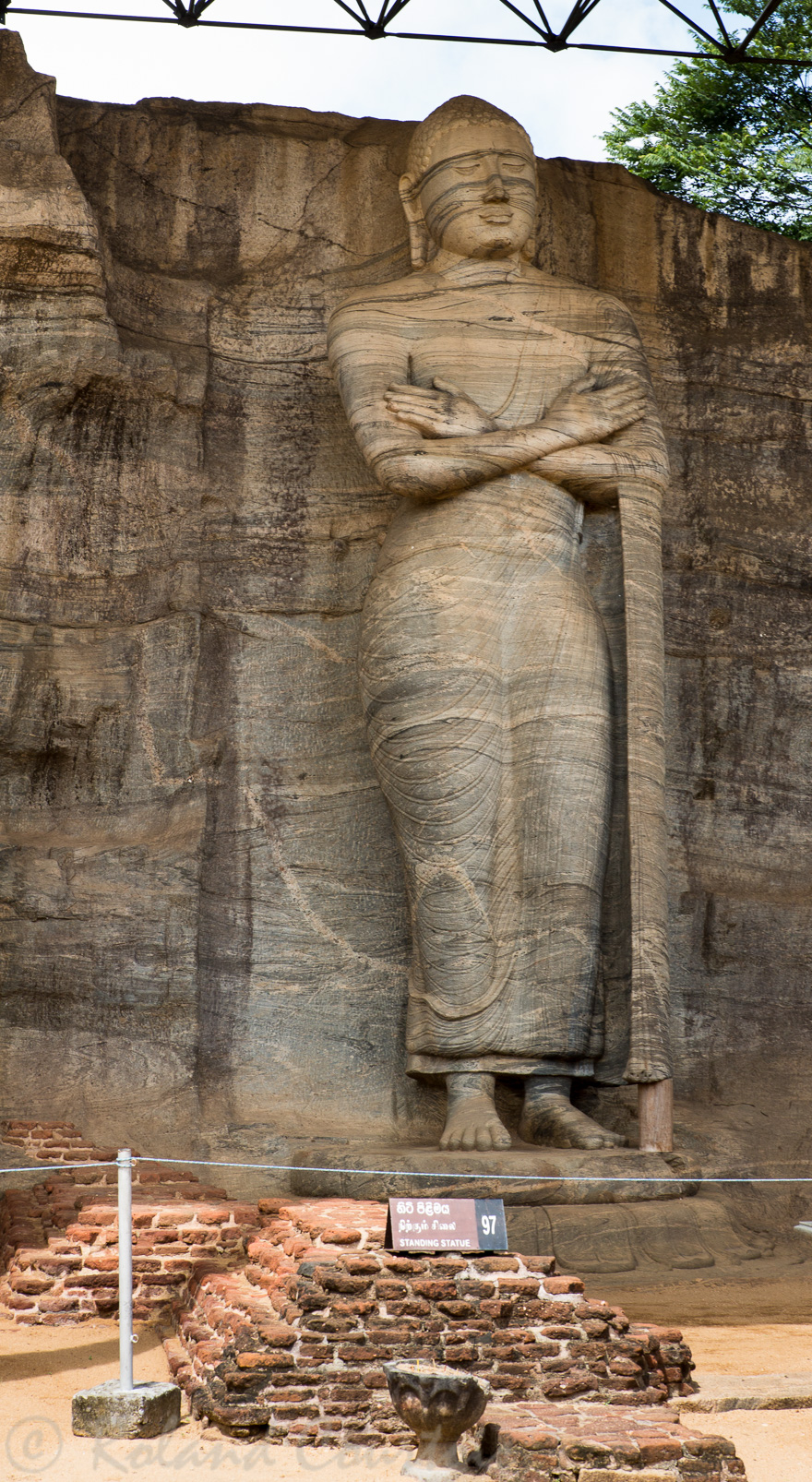 Gal Vihara. Le Bouddha debout, fait 7 m. de haut.
