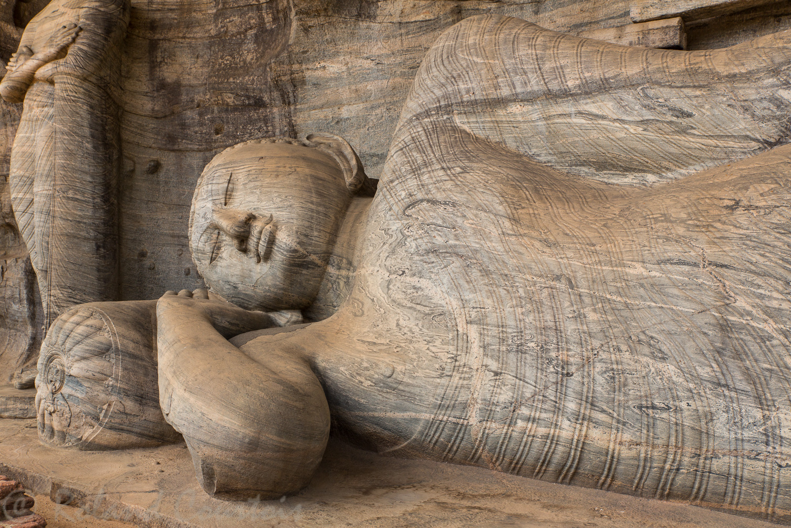 Gal Vihara. Le Bouddha couché long de 14 m.